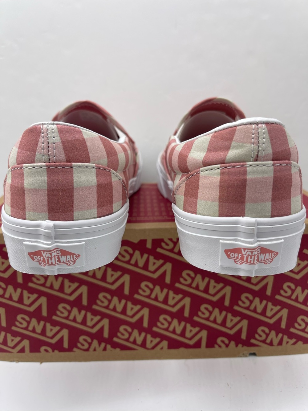Vans WMNS Classic Slip-On (Gingham) Rosette/True White
VN000XG8B06 Sneakers - Picture 12 of 16